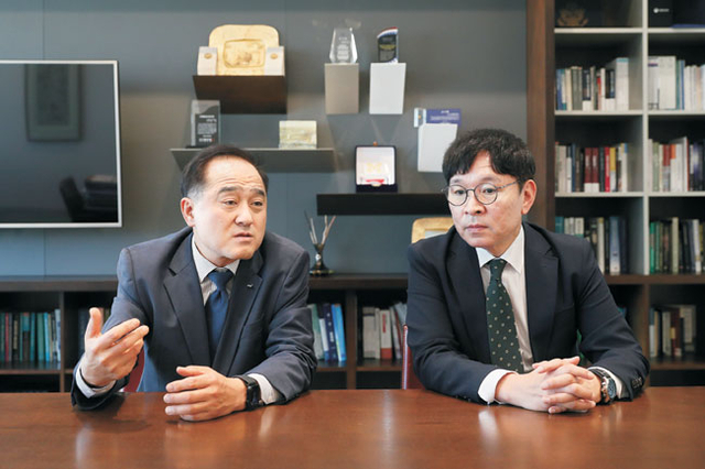 정철(왼쪽) 한국경제인협회 연구총괄대표 겸 한국경제연구원 원장과 이시욱 대외경제정책연구원 원장이 지난 7일 서울 영등포구 FKI 타워에서 문화일보와 가진 좌담회에서 경주 아시아태평양경제협력체(APEC) 정상회의의 의미와 과제에 대해 설명하고 있다.  한국경제인협회 제공