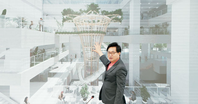 박일하 서울 동작구청장이 지난 5일 상도동(장승배기로) 동작구청 신청사에서 진행된 문화일보와의 인터뷰에서 신청사 건물 내에 조성 중인 대형 슬라이드에 대해 설명하고 있다.  동작구청 제공