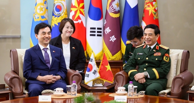 안규백(왼쪽) 국방부 장관이 12일 오후 서울 용산 국방부에서 방한 중인 판 반 장 베트남 국방장관과 국방장관회담을 갖고 있다. 국방부 제공