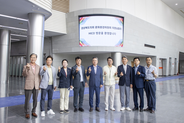 경북도의회 문화환경위원회 의원들. 경북도의회 제공