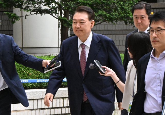 윤석열 전 대통령이 3일 서울 서초구 서울중앙지방법원에서 열린 내란 우두머리 혐의·직권남용 권리행사 방해 혐의 사건 9차 공판에 출석하고 있다. 사진공동취재단
