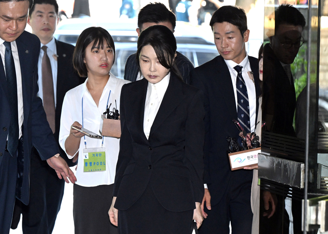 윤석열 전 대통령 부인 김건희 여사가 12일 구속 전 피의자 심문(영장실질심사)을 받기 위해 서울 서초구 서울중앙지법에 출석하고 있다. 사진공동취재단
