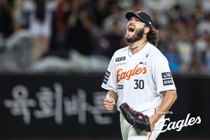 한화 폰세, 개막 15연승·최소경기 200K 신기록…김경문 감독은 통산 1000승