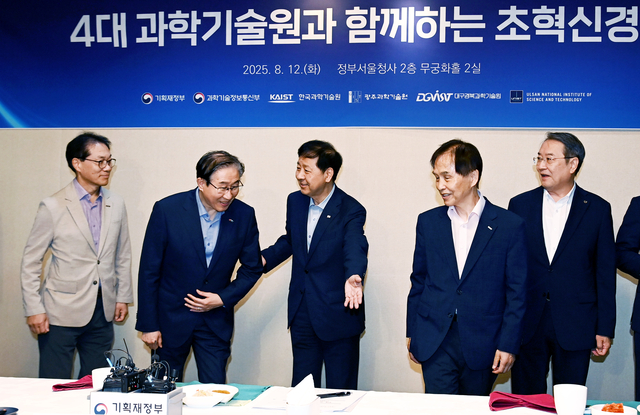 구윤철(가운데) 부총리 겸 기획재정부 장관이 12일 오전 서울 종로구 정부서울청사에서 열린 ‘4대 과학기술원 총장 간담회’에 앞서 박종래(왼쪽 첫 번째) UNIST 총장, 임기철(〃 두 번째) GIST 총장, 이광형(〃 네 번째) 카이스트 총장, 이건우(〃 다섯 번째) DGIST 총장 등과 기념촬영 준비를 하고 있다. 윤성호 기자 