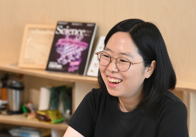 아시아태평양경제협력체가 수여하는 아스파이어상을 받는 백민경 서울대 생명과학부 교수는 “국내 젊은 연구자들이 APEC 역내의 전문가들과 소통할 수 있는 기회가 많아지면 좋겠다”고 했다.  박윤슬 기자