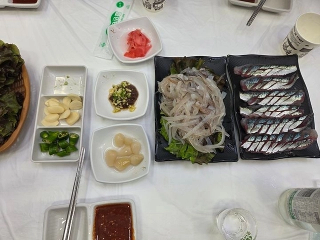 속초 오징어 난전 인근 횟집에서 구매한 2만 원짜리 오징어 두 마리에 서비스 회가 접시에 담겨진 모습. SNS 캡처