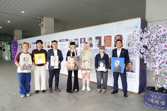 지난 11일 성북구청 1층에서 진행한 광복 80주년 기념 특별전시 ‘광복 80년, 성북의 독립운동가 80인의 얼굴을 그리다’에서 한성대학고 회화과 학생들과 김선태 교수(왼쪽에서 세번째) 그리고 이승로 성북구청장(오른쪽 첫 번째)들이 성북구 독립운동가 80인의 초상화를 들고 있다. 성북구청 제공