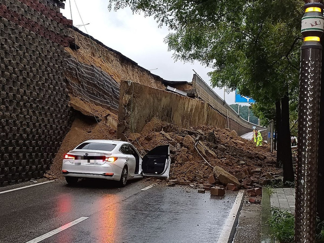 오산 고가도로 옹벽 붕괴 현장. 경기도소방재난본부 제공