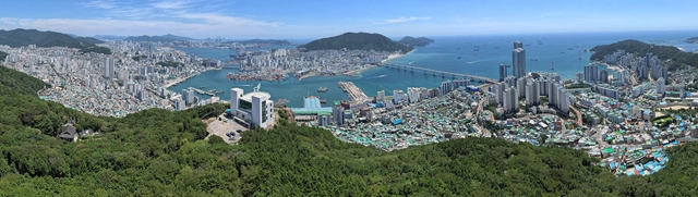 공사 중인 천마산 복합전망대와 그 너머로 펼쳐지는 부산의 전경. 전망대에서는 부산 명소의 거의 전부가 한눈에 다 들어온다. 전망대는 오는 10월쯤 문을 열 예정인데, 전망대를 오르내리는 모노레일은 공사 지연으로 1년 뒤에나 완공될 듯하다.