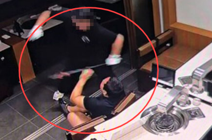 지난 12일 오후 11시20분쯤 전북 정읍의 한 고깃집에서 사장 A(30) 씨가 10대 아르바이트 학생이 B(19) 군을 폭행하는 모습. 피해자 제보 동영상 캡쳐