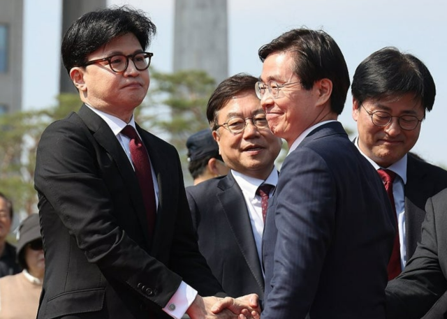 한동훈(왼쪽) 전 국민의힘 대표와 조경태 국민의힘 의원.