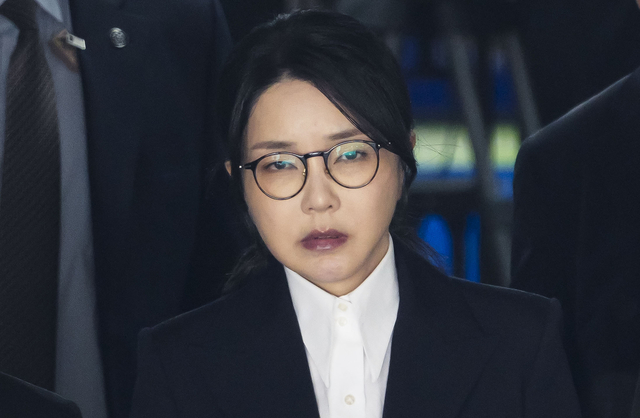윤석열 전 대통령 부인 김건희 여사가 12일 구속 전 피의자 심문(영장실질심사)을 마친 뒤 서울 서초구 서울중앙지법을 나서고 있다. 공동취재단