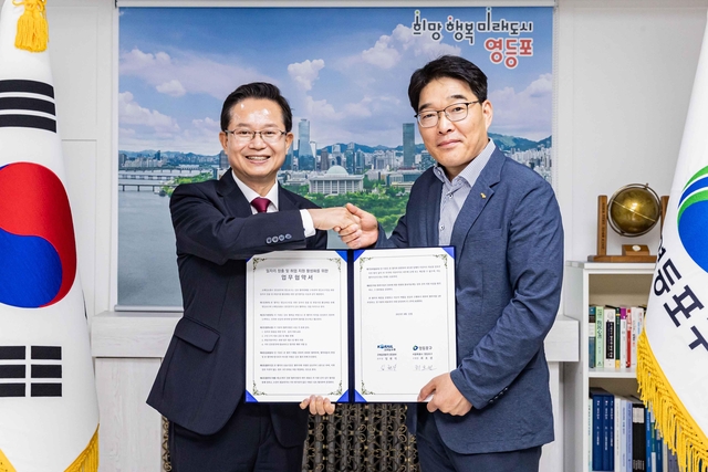 코레일유통 경인본부와 영등포구청 관계자가 지난 13일 서울 영등포구청에서 업무협약을 체결한 뒤 기념사진을 찍고 있다. 코레일유통 제공