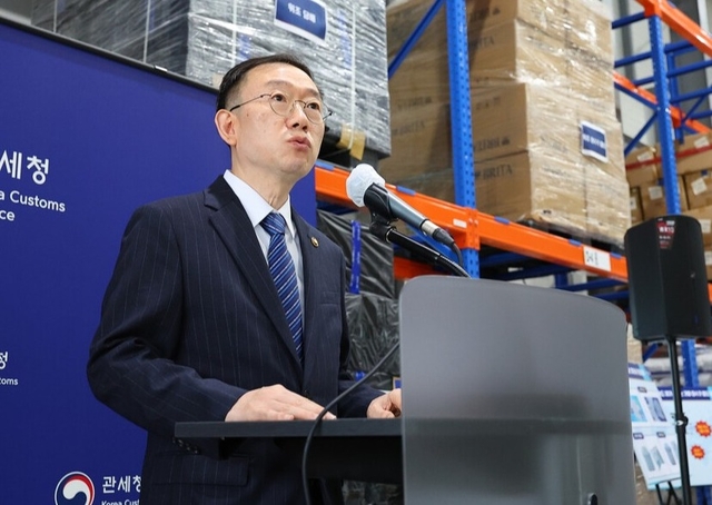 이명구 관세청장이 14일 인천 연수구 인천세관 통합검사센터 압수창고에서 경제 국경 5대 민생범죄 집중 단속 계획을 발표하고 있다. 관세청
