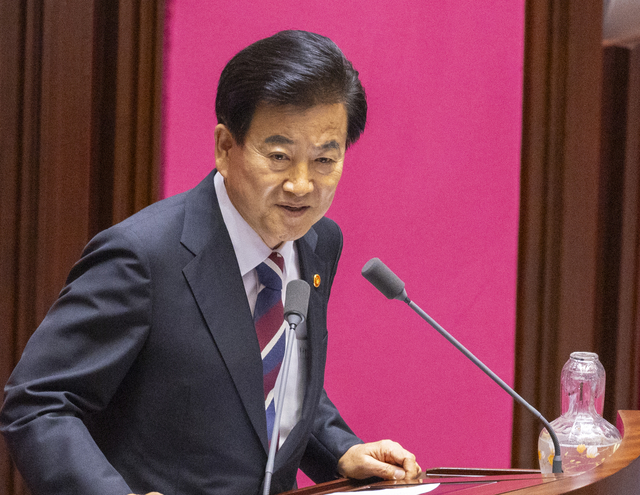 정동영 통일부 장관이 4일 국회에서 열린 본회의에 출석해 취임 인사를 하고 있다. 연합뉴스