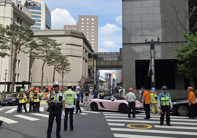 지난 5일 서울 명동 신세계백화점 본점에 폭발물을 설치했다는 협박 글이 인터넷 커뮤니티에 올라와 신고를 받고 경찰과 소방 대원들이 출동했다. 기사의 이해를 돕기 위한 것일 뿐 직접적 관련은 없습니다. 연합뉴스