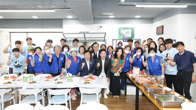 전성수(앞줄 왼쪽 일곱번째) 서울 서초구청장이 방배2동 삼계탕 나눔 행사에서 기념촬영을 하고 있다. 서초구청 제공