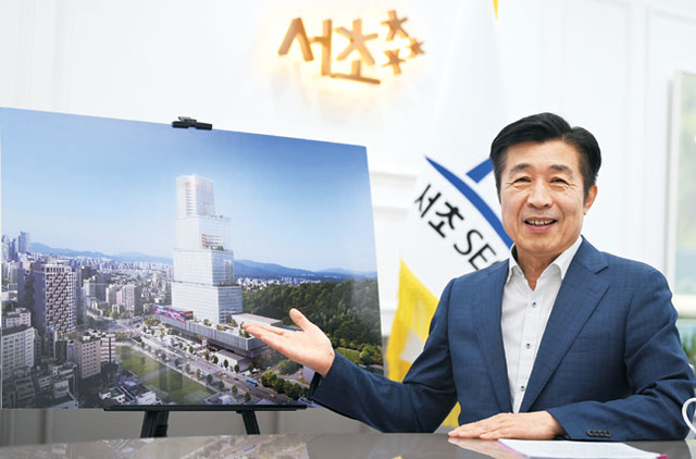전성수 서울 서초구청장이 13일 문화일보와의 인터뷰에서 양재역 일대를 중심으로 한 ‘서초복합통합개발’ 조감도를 가리키며 ‘서초의 미래’에 대해 설명하고 있다.  박윤슬 기자