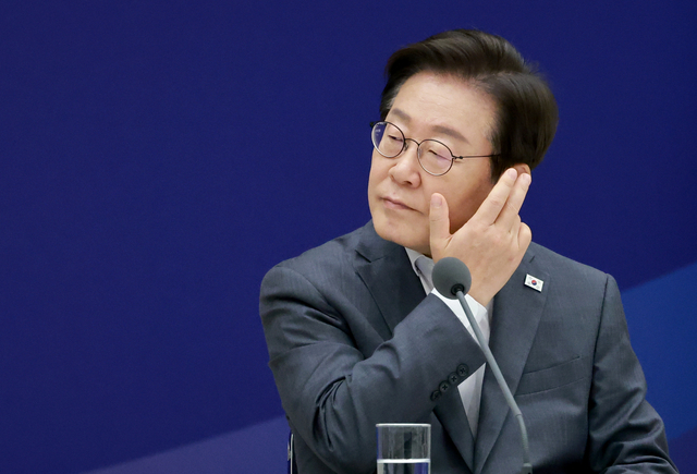이재명 대통령이 지난 1일 서울 용산 대통령실 청사에서 열린 전국 시도지사 간담회에서 대한민국시도지사협의회장인 유정복 인천광역시장의 발언을 들으며 생각에 잠겨 있다. 연합뉴스