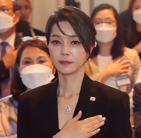 2022년 6월29일 스페인 마드리드 만다린 오리엔탈 리츠호텔에서 열린 동포 만찬간담회에 참석한 김건희 여사가 ‘반클리프 앤 아펠’ 목걸이를 착용하고 있다. 연합뉴스