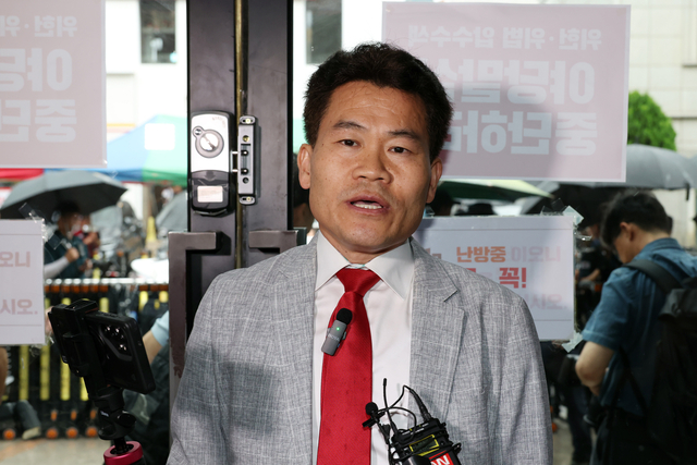 국민의힘 전당대회 합동연설회를 방해해 당 윤리위원회에 회부된 한국사 강사 전한길 씨가 14일 서울 여의도 중앙당사에서 열린 윤리위원회에 출석하며 입장을 밝히고 있다. 연합뉴스(공동취재)