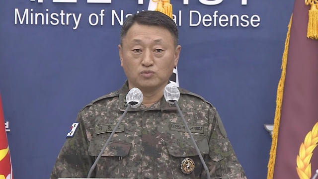 이승오 합동참모본부 작전부장이 군사분계선(MDL)을 넘어 우리 영공을 침범한 북한 무인기 5대 관련 브리핑을 하고 있다. 연합뉴스