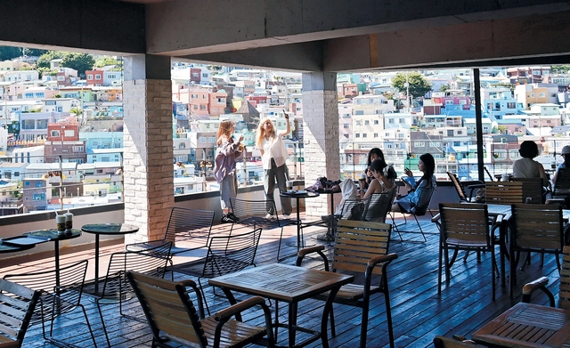 감천동 산동네 마을 전경을 내려다보는 테라스를 가진 카페. 카페 손님의 8할쯤이 외국인 관광객이었다.