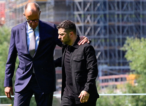 우크라·독일 정상 ‘어깨동무’