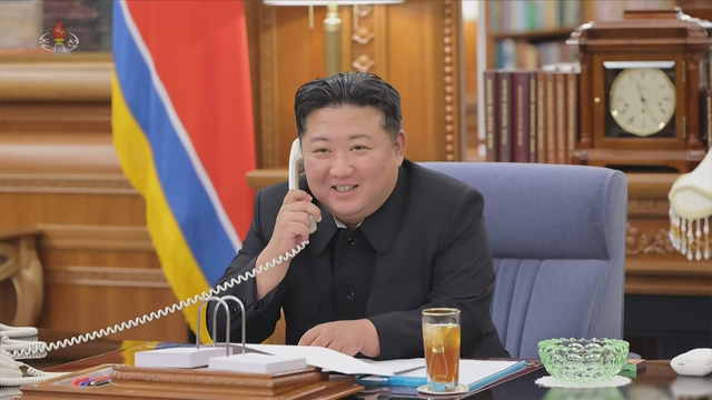 북한 조선중앙TV는 김정은 북한 국무위원장이 지난 12일 블라디미르 푸틴 러시아 대통령과 전화 통화를 했다고 13일 보도했다.(사진=조선중앙TV 캡쳐) 뉴시스