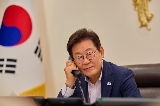 이재명 대통령이 14일 서울 용산 대통령실 청사에서 페르디난드 마르코스 필리핀 대통령과 전화 통화를 하고 있다. 대통령실 제공