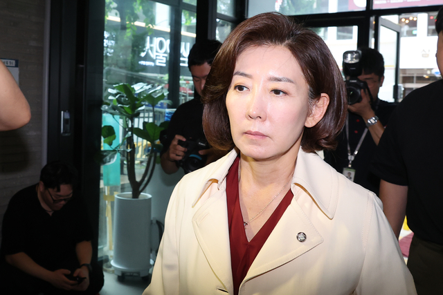 나경원 국민의힘 의원이 13일 김건희 특검이 압수수색 중인 여의도 국민의힘 당사로 들어가고 있다. 연합뉴스