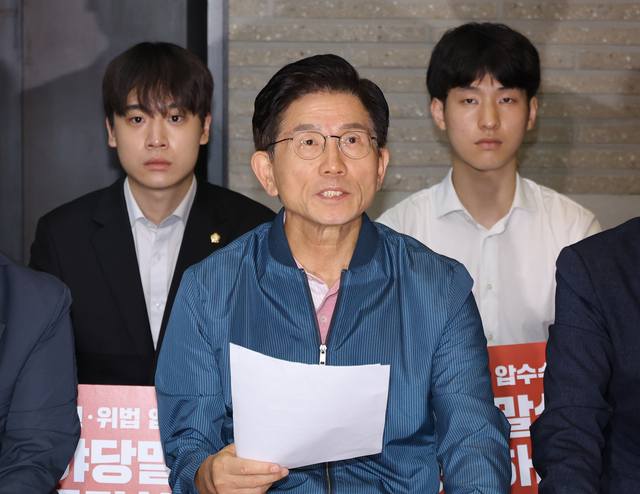 국민의힘 당 대표 선거에 출마한 김문수 후보가 14일 서울 여의도 중앙당사 로비에서 김건희 특검의 당사 압수수색에 항의하며 농성을 벌이고 있다. 연합뉴스