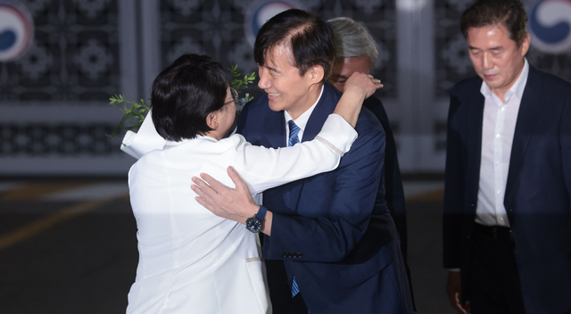 조국 조국혁신당 전 대표가 15일 서울 구로구 남부교도소에서 광복절 특별사면·복권 조치로 출소하며 김선민 당 대표 권한대행과 인사하고 있다. 연합뉴스
