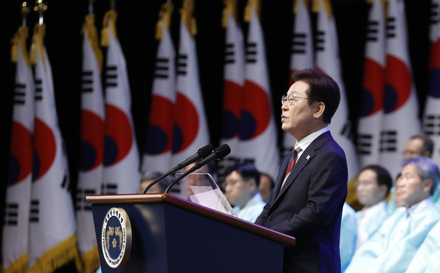 이재명 대통령이 15일 서울 세종문화회관에서 열린 80주년 광복절 경축식에서 경축사를 하고 있다.  연합뉴스