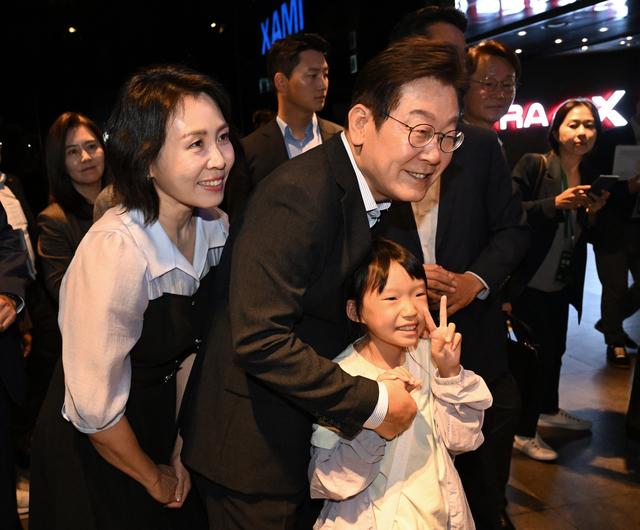 이재명 대통령과 김혜경 여사가 17일 서울 용산구 CGV에서 영화 ‘독립군:끝나지 않은 전쟁’을 관람한 뒤 상영관을 나서며 한 어린이와 기념촬영을 하고 있다. 뉴시스