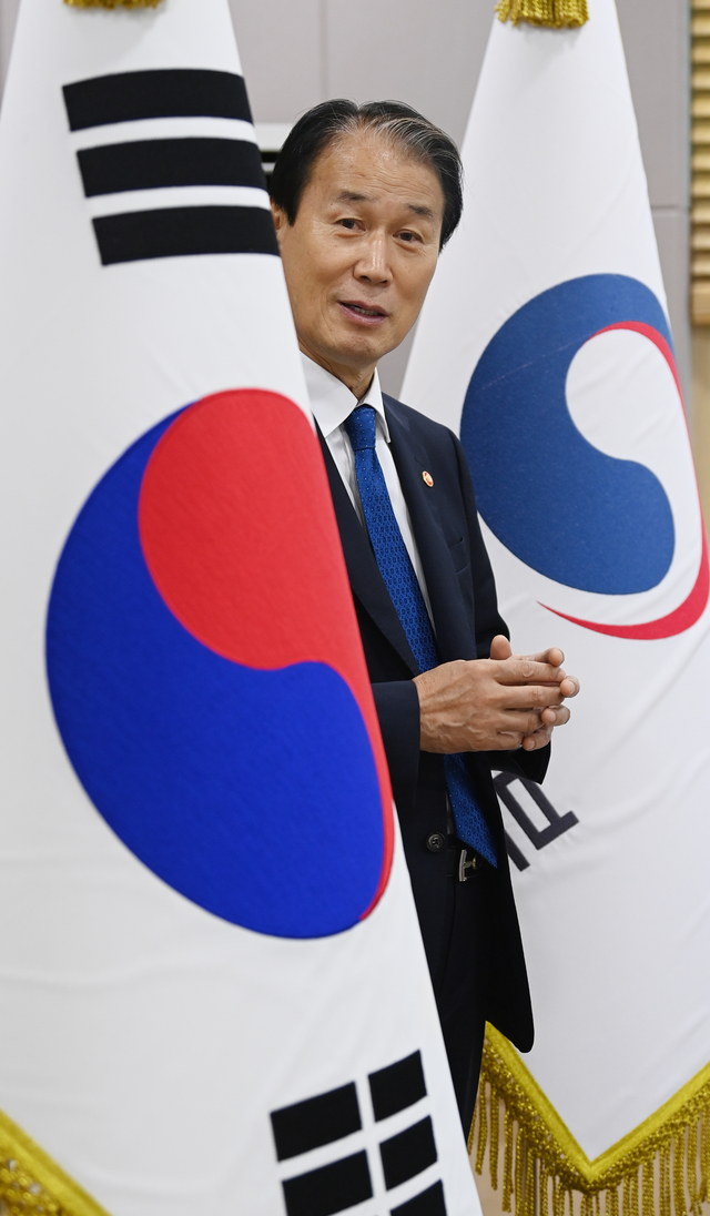 권오을 국가보훈부 장관이 지난 14일 서울 용산구 서울보훈청에서 진행된 문화일보 인터뷰에서 독립유공자 발굴·포상 강화 방안에 대해 설명하고 있다.  박윤슬 기자