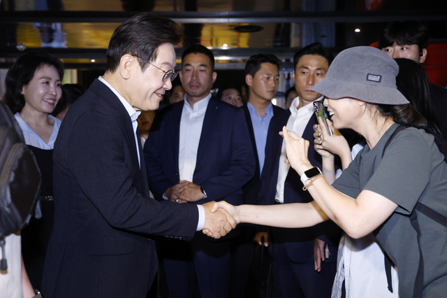 이재명 대통령이 17일 서울 용산CGV에서 영화 ‘독립군:끝나지 않은 전쟁’ 관람 전 시민들과 인사하고 있다.  연합뉴스