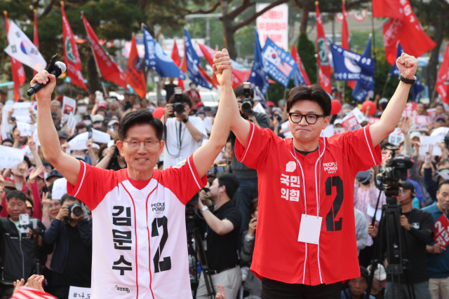 김문수(왼쪽) 국민의힘 당대표 후보와 한동훈 전 국민의힘 대표. 연합뉴스