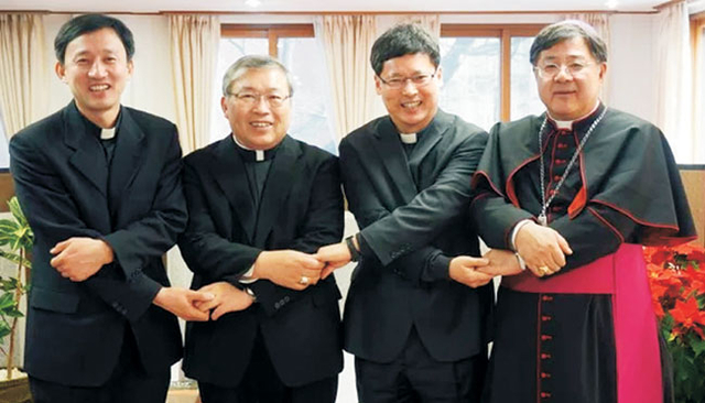 2013년 서울대교구 보좌주교로 임명된 유경촌(왼쪽 첫 번째) 주교가 사제들과 기념사진을 찍었다. 왼쪽 두 번째부터 염수정 당시 서울대교구장, 정순택 주교, 조규만 교구 총대리. 뉴시스