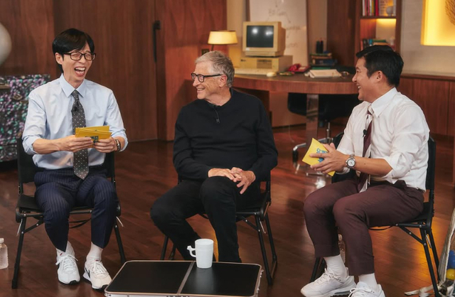 한국을 방문한 빌 게이츠(가운데)가 20일 tvN 프로그램 ‘유 퀴즈 온 더 블럭’ 녹화 현장에서 진행자들과 이야기를 나누고 있다.  인스타그램 캡처
