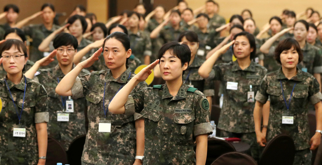 여군들이 지난 2018년 9월 6일 서울 용산구 국방컨벤션에서 열린 제68주년 여군창설일 기념 ‘국방여성 리더십 발전 워크숍’에서 국기에 대한 경례를 하고 있다. 뉴시스. 제공