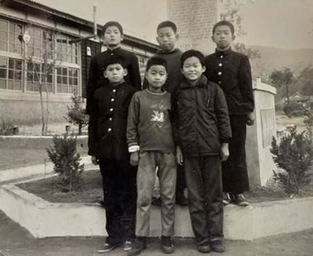 초등학교 졸업을 앞두고 친구들이 함께 기념사진을 찍었다. 앞줄 가운데가 사연 속 주인공인 고 최외식(1959∼1991), 앞줄 맨 왼쪽이 필자.
