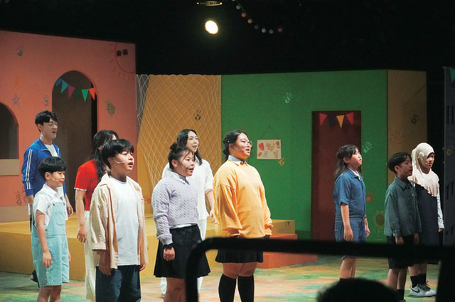 초록우산 어린이 뮤지컬 단원들이 지난해 10월 대구 남구 계명대 대명캠퍼스 공연장에서 ‘스케치북’ 공연을 진행하며 함께 노래를 부르고 있다.  초록우산 제공