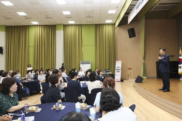 전성수(오른쪽) 서울 서초구청장이 노인맞춤돌봄서비스 생활지원사 간담회에서 인사말을 하고 있다. 서초구청 제공