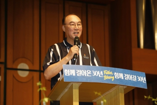 최성완 두란노아버지학교 이사장이 ‘함께 걸어갈 30년’ 을 향한 미래 비전을 선포하고 있다.  두란노아버지학교 제공