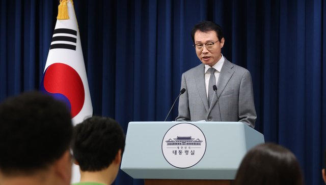 이규연 홍보소통수석이 31일 용산 대통령실에서 이재명 대통령의 국정 관련 브리핑을 하고 있다. 연합뉴스