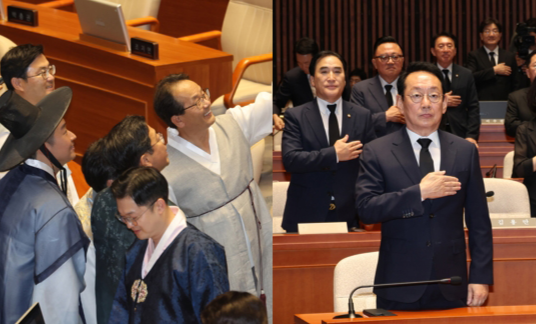 1일 서울 여의도 국회에서 열린 정기국회 개회식에서 여당 의원들은 한복(왼쪽사진)을, 야당 의원들은 상복(오른쪽사진)을 입고 참석해 있다. 연합뉴스