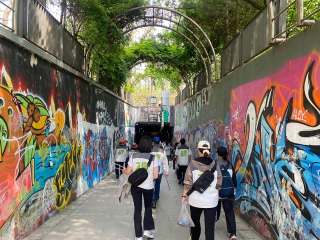 서울 강남구가 올해 상반기 플로킨 행사에 참여한 시민들이 산책하며 쓰레기를 줍고 있다. 강남구청 제공