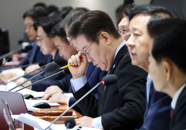이재명 대통령이 2일 오전 서울 용산 대통령실에서 열린 국무회의에서 ‘국가 성장전략’에 대한 토의 자료를 살펴보고 있다. 연합뉴스