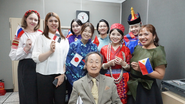 3일 열린 ‘다문화 음악방송’ 17주년 기념행사에서 신현웅(맨 앞) 웅진재단 이사장이 전통의상을 입은 8개 언어 원어민 앵커(DJ)들과 기념촬영을 했다.  웅진재단 제공